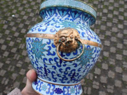 null CHINE - XXème siècle : Vase en émaux cloisonnés à décor de rinceaux et de fleurs...