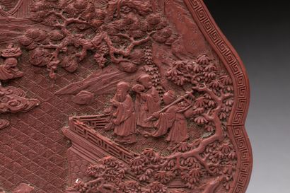 null CHINE - XIXe siècle: Boite couverte en laque cinabre de forme mouvementée, le...