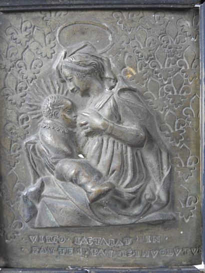 null PLAQUE EN BRONZE figurant la Vierge Marie allaitant l'enfant Jésus, sur un fond...