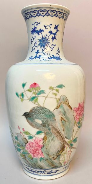 null CHINA - Republic period - MINGUO (1912 - 1949)
Porcelain vase with polychrome...