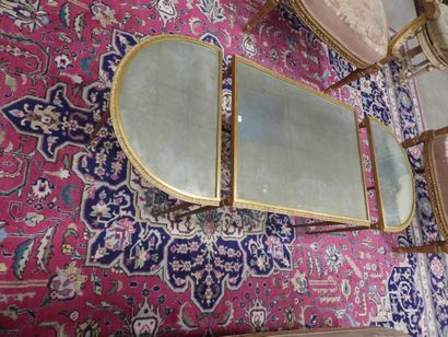 null Maison JANSEN : Table basse tripartite en laiton doré et fond miroir de style...