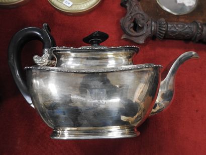 null TEA SERVICE in silver including a teapot, a milk jug and a sugar bowl. Decorated...