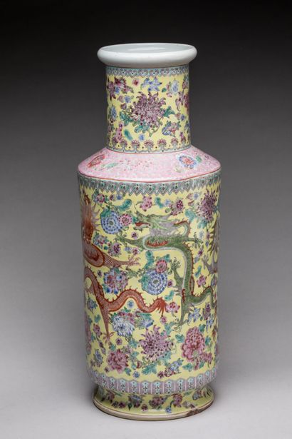 null CHINE : Vase rouleau en porcelaine à décor polychrome d'un dragon à cinq griffes...