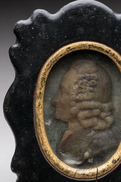 null MEDAILLON ovale en cire représentant le profil de Voltaire. XVIIIème siècle....