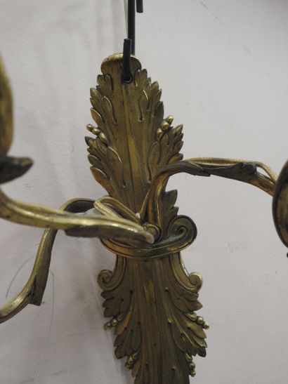 null PAIRE D'APPLIQUES en bronze ciselé et doré à trois bras de lumières en forme...