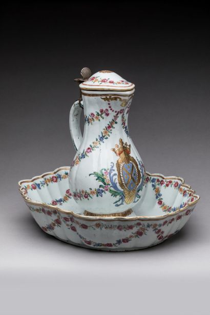 null COMPAGNIE DES INDES : Porcelain covered ewer and ribbed basin with polychrome...