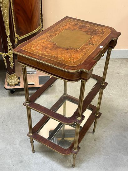 null Maison ALPHONSE GIROUX - Paris : Petite table de salon en bois de placage d'acajou,...