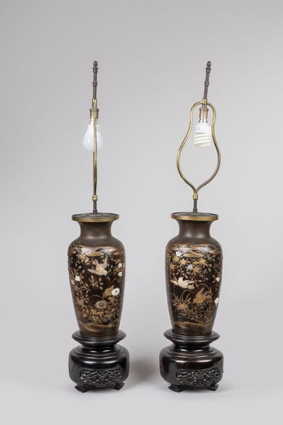 null JAPON : Paire de lampes en bois laqué or, incrusté d'os et nacre. Socle en bois...