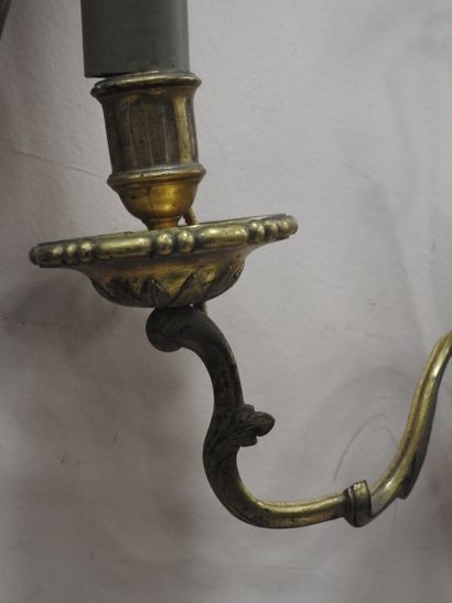 null PAIRE D'APPLIQUES en bronze ciselé et doré à trois bras de lumières en forme...