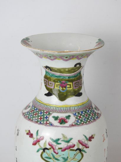 null CHINE: Vase balustre en porcelaine à décor en émaux polychromes de caisses fleuries....