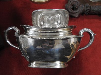 null TEA SERVICE in silver including a teapot, a milk jug and a sugar bowl. Decorated...