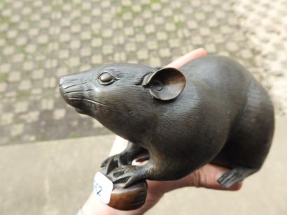 null JAPON - Epoque MEIJI (1868-1912) : Rat tenant une noisette en bronze patiné....