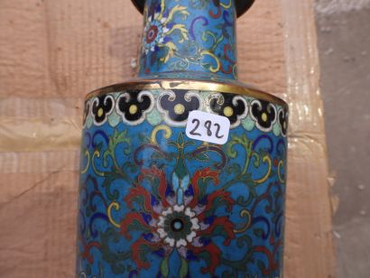 null CHINE - fin du XIXème siècle: Paire de vases de forme rouleau en bronze et émaux...