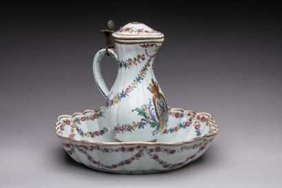 null COMPAGNIE DES INDES : Porcelain covered ewer and ribbed basin with polychrome...