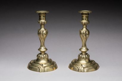 null PAIRE DE BOUGEOIRS en bronze doré, fût balustre reposant sur une base contour...