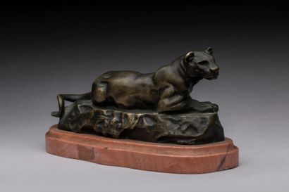 null Antoine Louis BARYE (1795-1875) : Lionne couchée. Sujet en bronze à patine brune,...
