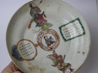 null CHINE : Deux tasses et soucoupes en porcelaine polychrome à décor de guerriers...