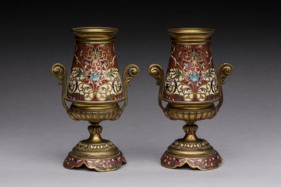 null Ferdinand BARBEDIENNE (dans le goût de) : Deux petits vases sur piédouche en...