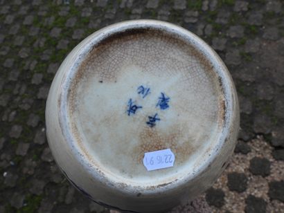 null CHINE - NANKIN : Vase de forme pansue à haut col en porcelaine craquelé à décor...