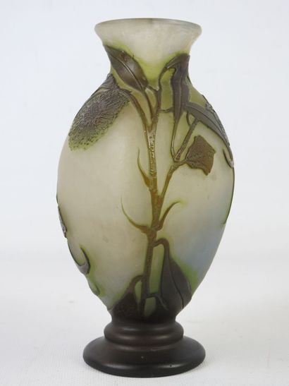 null Etablissement GALLE : Vase sur piédouche en verre multicouche à décor floral...
