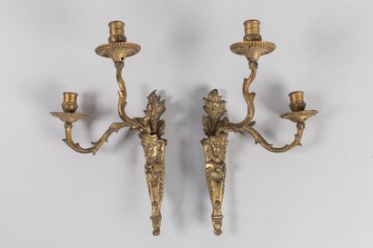 null PAIRE D'APPLIQUES en bronze doré à deux bras de lumière désaxés à motif de visages,...