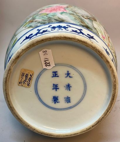 null CHINE - Epoque de la République - MINGUO (1912 - 1949)
Vase en porcelaine à...