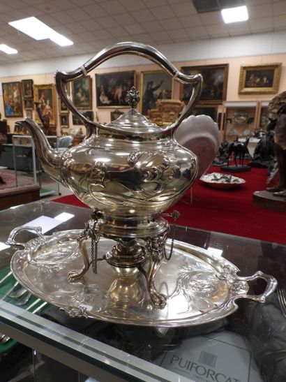 null SAMOVAR et PLATEAU ovale en argent à décor naturaliste de fleurs et d'un chiffre....