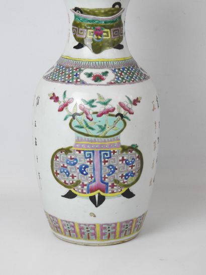 null CHINE: Vase balustre en porcelaine à décor en émaux polychromes de caisses fleuries....