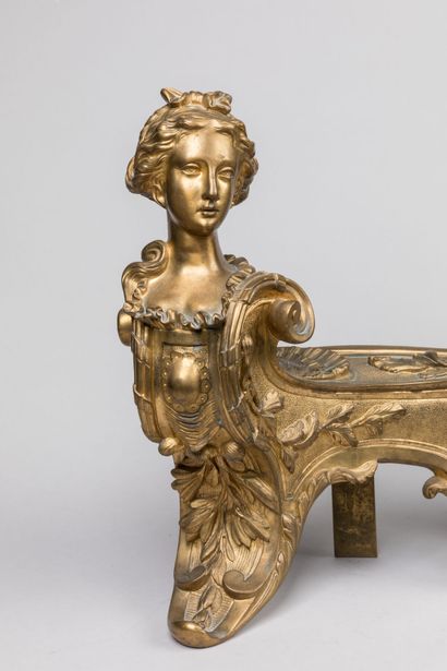 null PAIRE DE CHENETS en bronze doré à décor d'un buste de femme et d'un riche décor...