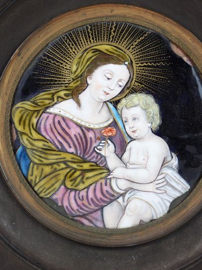 null PLAQUE circulaire émaillée représentant une Vierge à l'Enfant, contre émail...