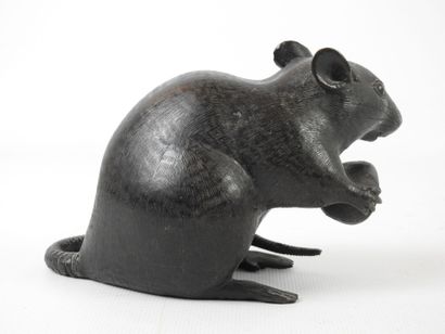 null JAPAN - MEIJI period (1868-1912): Rat on its hind legs holding a hazelnut in...