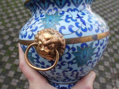 null CHINE - XXème siècle : Vase en émaux cloisonnés à décor de rinceaux et de fleurs...