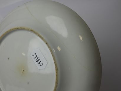 null CHINE : Deux tasses et soucoupes en porcelaine polychrome à décor de guerriers...