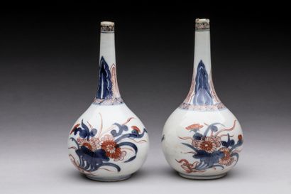 CHINE : Paire de vases soliflores en porcelaine...