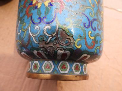 null CHINE - fin du XIXème siècle: Paire de vases de forme rouleau en bronze et émaux...