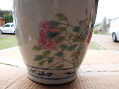 null CHINE - Epoque de la République - MINGUO (1912 - 1949)
Vase en porcelaine à...
