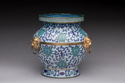 null CHINE - XXème siècle : Vase en émaux cloisonnés à décor de rinceaux et de fleurs...
