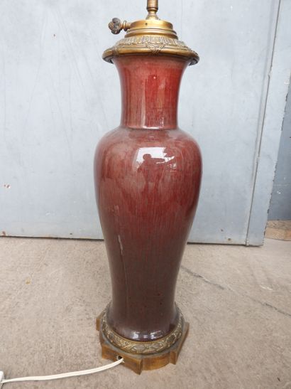 null CHINE : Vase monté en lampe en porcelaine émaillée dite "sang de boeuf", la...