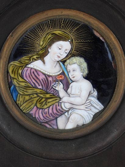 null PLAQUE circulaire émaillée représentant une Vierge à l'Enfant, contre émail...