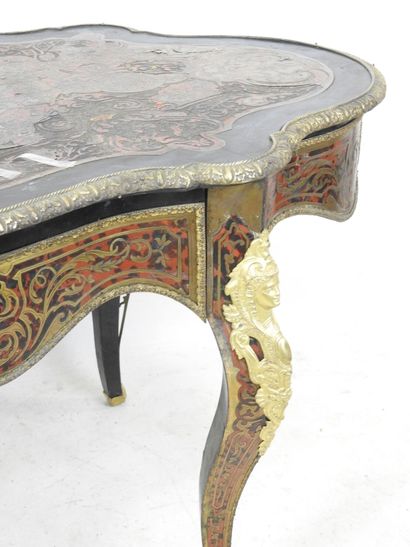 null MIDDLE TABLE in marquetry of foliage and stylized motifs, the tray of scalloped...
