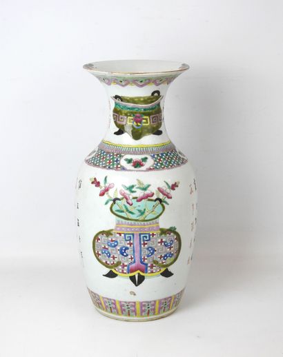 null CHINE: Vase balustre en porcelaine à décor en émaux polychromes de caisses fleuries....