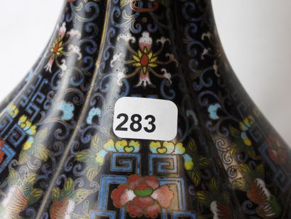 null CHINE: Vase en émaux cloisonnés de forme balustre et pans lobés à décor de rinceaux...