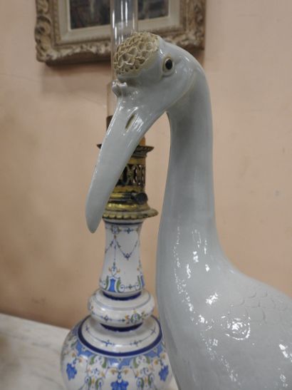 null CHINE - Début XXe siècle: Paire de statues de grues sur un rocher en porcelaine...