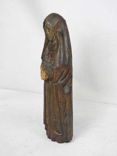 null SAINTE en prière en bois sculpté. XVIIe-XVIIIe siècle. H. 88 cm. Usures et petits...