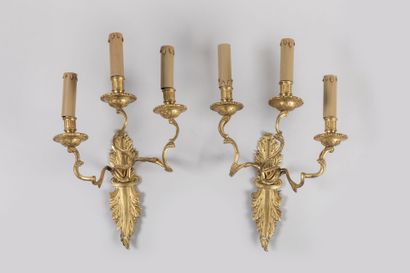 null PAIRE D'APPLIQUES en bronze ciselé et doré à trois bras de lumières en forme...