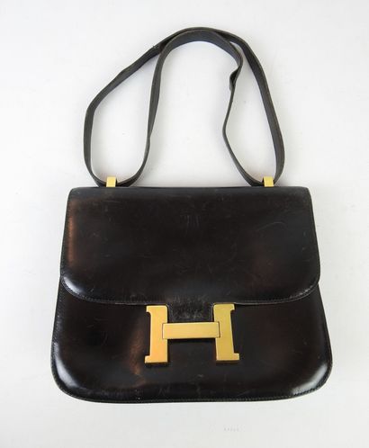 null HERMES, PARIS.
Sac à main modèle Constance en cuir box noir, le fermoir H en...