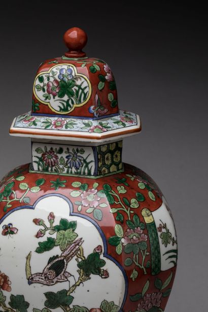 null CHINE : Paire de vases couverts en porcelaine de forme balustre à section hexagonale...