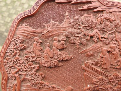 null CHINE - XIXe siècle: Boite couverte en laque cinabre de forme mouvementée, le...