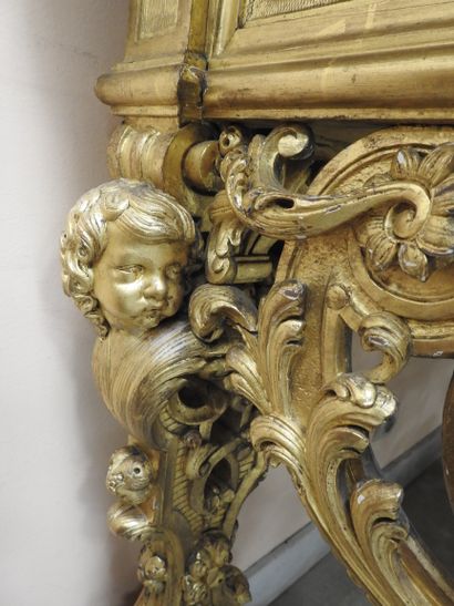 null IMPORTANTE CONSOLE A GIBIER en bois mouluré, richement sculpté et doré ; de...