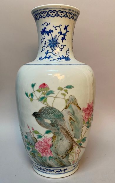 null CHINA - Republic period - MINGUO (1912 - 1949)
Porcelain vase with polychrome...